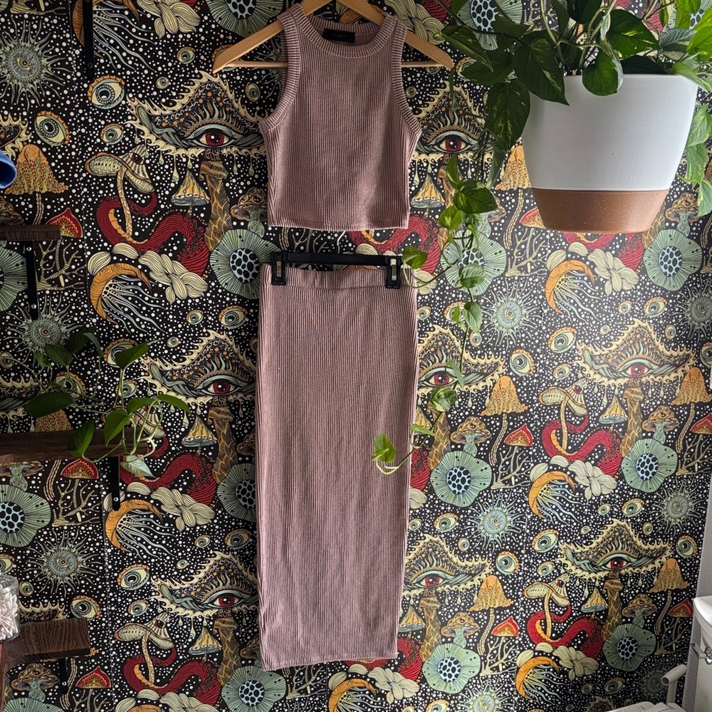 Sleeveless Knit top and skirt in Mauve. New, never warn.